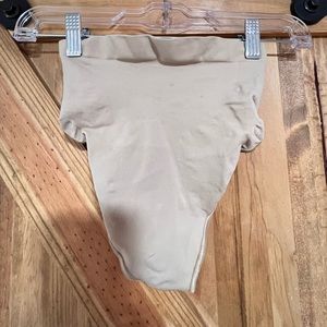 Skims mid waist thong— seamless sculpt